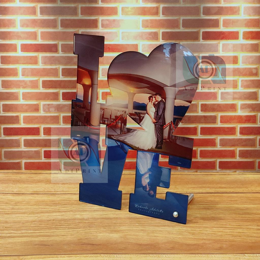 Scritta Love in plexiglass verticale